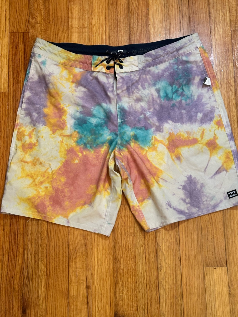 Billabong Boardshorts  tie-dye pattern and side pockets Size 36 (j6)